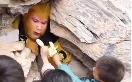 Tôn Ngộ Không giả ăn chuối mệt nghỉ vì nhiệm vụ cao cả