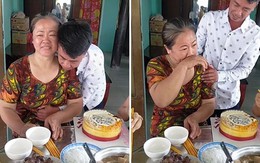 Mẹ bật khóc giữa bàn tiệc khi con trai bất ngờ tặng bánh gato