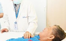 Cụ ông bị đột quỵ, người thân ngồi cạnh mãi sau mới biết