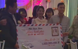 Hội bạn thân lầy lội ôm phong bì siêu to đi mừng cưới cô dâu