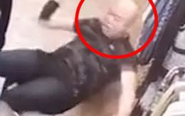 Người đàn ông cười té ghế, hất gọn mâm cơm xuống nền nhà