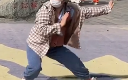 Cô gái tập múa võ theo tiểu hòa thượng siêu hài hước