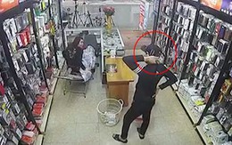 Tên trộm bối rối khi chủ tiệm điện thoại bất ngờ thức giấc