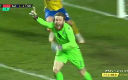 Thủ môn trở thành người hùng khi bỏ khung thành trống lên tấn công