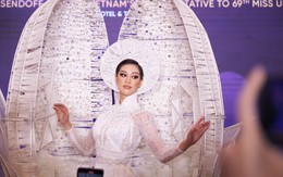 Khám phá bên trong 15 chiếc vali đến Miss Universe của Khánh Vân
