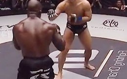 Võ sĩ thi đấu ưỡn ẹo trêu ngươi bị đối thủ hạ knock out