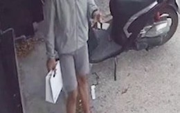 Chàng trai đi mua iPhone bối rối khi mất chiếc dép