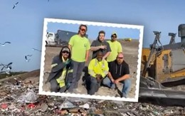 Nhân viên vệ sinh lục tung cả xe thu gom rác tìm nhẫn cưới thất lạc