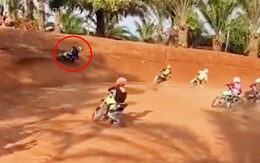 Tay đua vượt địa hình tinh quái cho đối thủ 'hít khói'