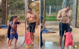 Bố làm 'mưa nhân tạo' để cho con được tắm mưa