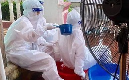 Muôn kiểu chống nóng của nhân viên y tế giữa 'chảo lửa mùa hè'