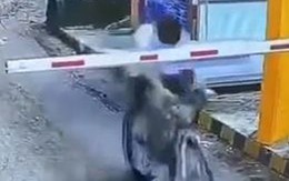 Thanh niên đi xe đạp mắt nhắm mắt mở đập mặt vào barie