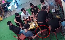 Chàng trai ngã bật ngửa vì bị bạn chơi khăm