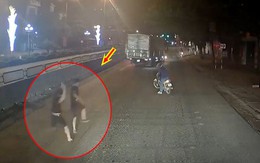 Tài xế rút tuýp sắt rượt thanh niên 'hổ báo' đánh võng trêu ngươi