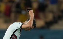 Vua Còm 28/6: Dân mạng giễu Ro = Zero khi Ronaldo ném băng thủ quân