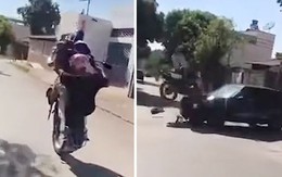 Quái xế trổ tài bốc đầu xe máy tông vỡ đầu ôtô