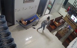 Em gái đi catwalk nhí nhố trêu ngươi anh trai