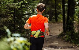 Chấn thương bất ngờ vì vừa chạy bộ vừa ... cầm chai nước