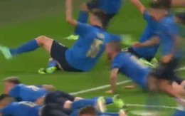 Tuột quần khi ăn mừng, sao tuyến Ý rơi vào cảnh xấu hổ nhất Euro