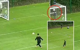 Thủ môn Kepa sút dội xà 8 lần liên tiếp, được đề nghị đá tiền đạo