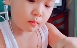 Mẹ dùng tuyệt chiêu để dụ con trai ăn tôm