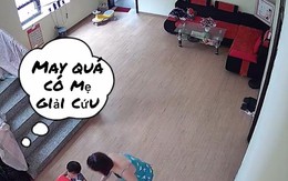 Bé gái đứng im chờ mẹ đến 'giải cứu' để không vỡ bát cơm
