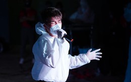 Đàm Vĩnh Hưng tự tay 'chế' đồ bảo hộ để hát ở bệnh viện dã chiến