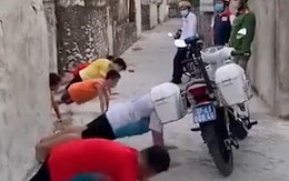6 bé trai rủ nhau đá bóng giữa mùa dịch bị công an phạt hít đất
