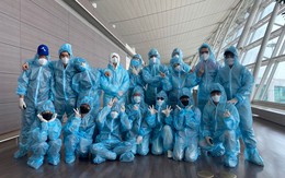 Thúy Ngân ì ạch cõng Lan Ngọc lội nước khi quay Running Man tại Hàn