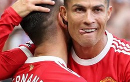 Ronaldo hóa 'đệm vượng', ghi bàn đầu tiên cho Manchester United