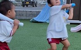 Bé trai mách mẹ khi bị anh trai vung gậy bóng chày vào đầu