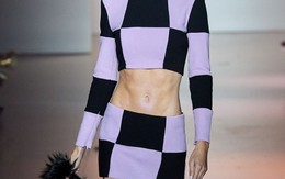 Show thu hút nhờ người mẫu 'tấn công' khách mời khi đang trình diễn