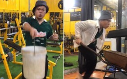 Chàng trai mang xe rùa vào phòng gym để tập phụ hồ