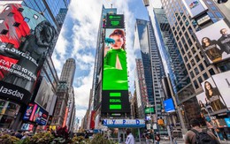 Hình ảnh Phùng Khánh Linh bừng sáng giữa Quảng trường Thời đại Mỹ