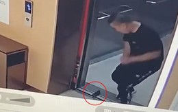 Chàng trai thẩn thờ vì làm rơi điện thoại xuống gầm thang máy
