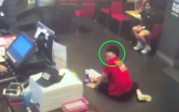 Chàng trai nhân viên trượt té liên tục trong cửa hàng