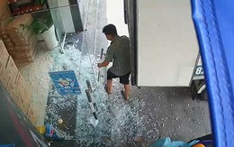 Người đàn ông đứng hình khi làm vỡ kính cường lực