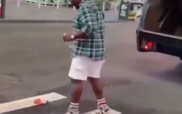 Người đàn ông ngẫu hứng tâng lon vào xe rác siêu đỉnh