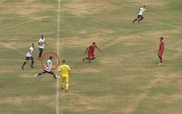 Vô tình lập siêu phẩm khi tung cú 'sút cầu may' từ giữa sân