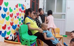 Cô giáo mầm non lấy thân mình làm cầu trượt cho trò