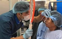 Ảnh vui 23/10: Bác sĩ khám mắt bằng cây vợt muỗi có đèn sáng choang