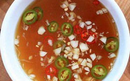 Quán đông, nhân viên lỡ đổ nước mắm lên đầu khách: Phải làm gì?