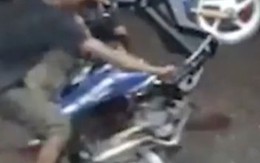 3 thanh niên đánh vật với con 'ngựa sắt'