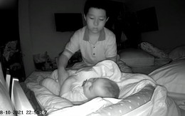 Bé trai giữa đêm dậy phụ mẹ trông em dù buồn ngủ díu mắt