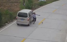 Người đàn ông bị ôtô lao ngược chiều tông bay dép