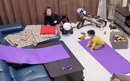 2 chị em dọn sạch đồ chơi 'trong 1 nốt nhạc' khi nghe mẹ về