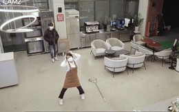 Nữ nhân viên ngượng chín mặt vì khách thấy khi đang nhảy
