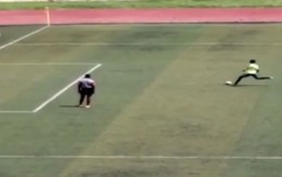 Cầu thủ lấy đà từ giữa sân sút penalty vẫn không vào