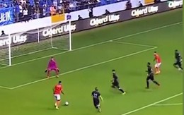 Cầu thủ 'quê một cục' khi trách đồng đội 'chân gỗ'