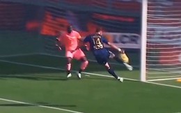 Cầu thủ lập siêu phẩm như trong phim đội bóng Thiếu Lâm